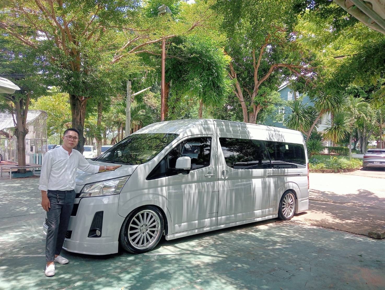 รถตู้เช่าสนามบินร้อยเอ็ด รถตู้เช่าสนามบินขอนแก่น Toyota All new Commuter รถตู้หน้ายาว เช่ารถตู้หน้ายาว เช่ารถเบาะอัลพาร์ด VIP 8 ที่นั่ง รถตู้AllNewหน้ายาว เช่ารถตู้มหาสารคาม รถตู้VIP เช่ารถตู้มหาสารคาม รถตู้คาราโอเกะ เบาะALPHARD พนักงานขับรถสุภาพเรียบร้อย