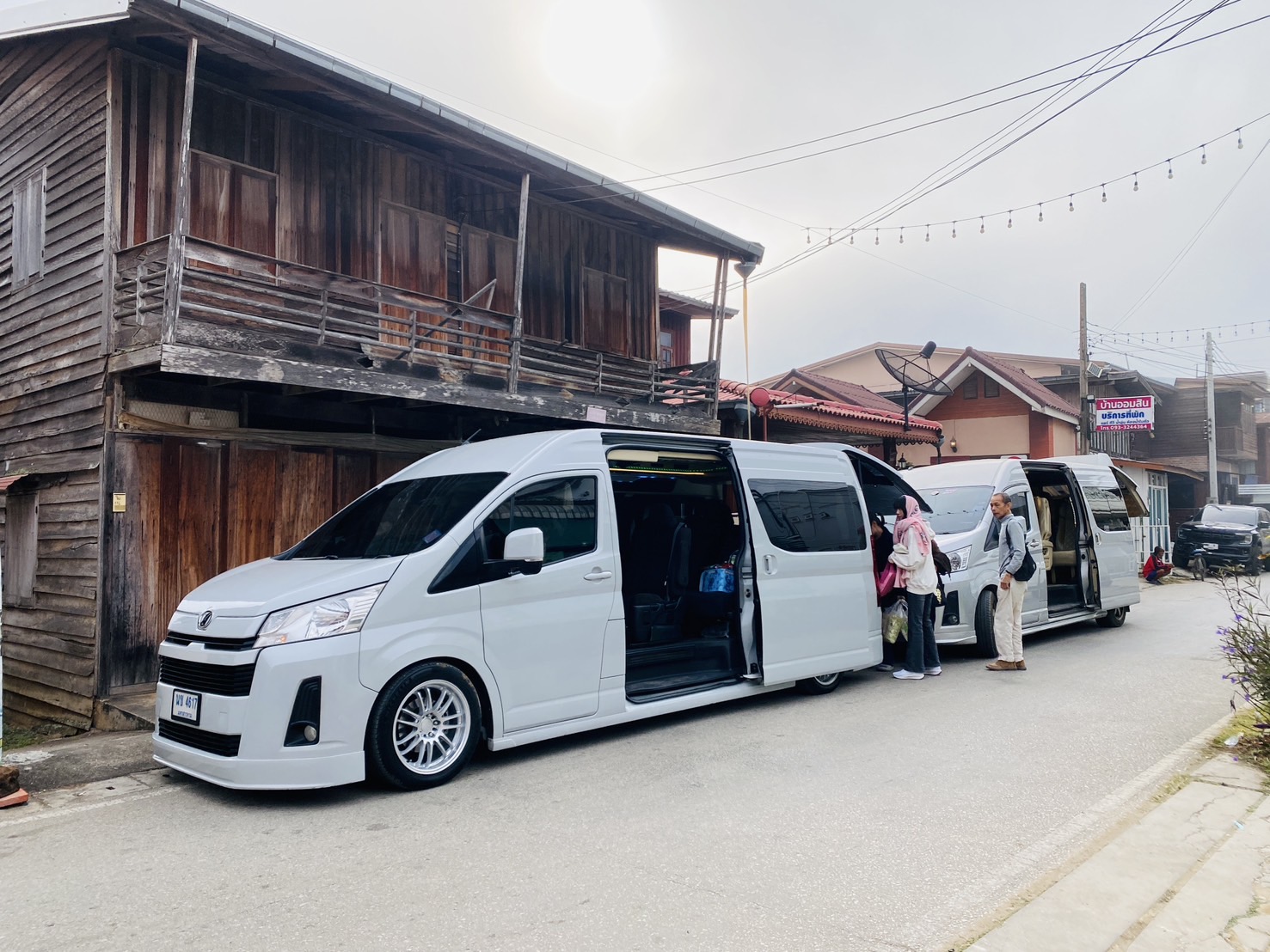 รถตู้เช่าสนามบินร้อยเอ็ด รถตู้เช่าสนามบินขอนแก่น Toyota All new Commuter รถตู้หน้ายาว เช่ารถตู้หน้ายาว เช่ารถเบาะอัลพาร์ด VIP 8 ที่นั่ง รถตู้AllNewหน้ายาว เช่ารถตู้มหาสารคาม รถตู้VIP เช่ารถตู้มหาสารคาม รถตู้คาราโอเกะ เบาะALPHARD ทริปเที่ยวเชียงคาน