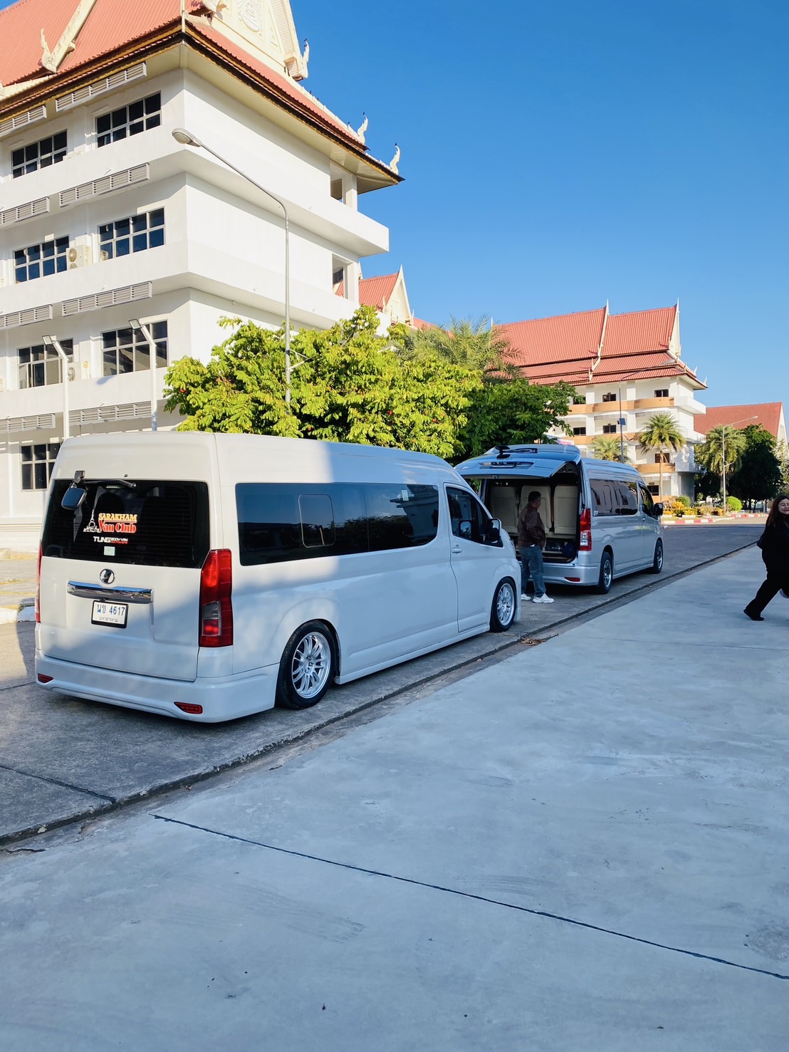 รถตู้เช่าสนามบินร้อยเอ็ด รถตู้เช่าสนามบินขอนแก่น Toyota All new Commuter รถตู้หน้ายาว เช่ารถตู้หน้ายาว เช่ารถเบาะอัลพาร์ด VIP 8 ที่นั่ง รถตู้AllNewหน้ายาว เช่ารถตู้มหาสารคาม รถตู้VIP เช่ารถตู้มหาสารคาม รถตู้คาราโอเกะ เบาะALPHARD รับ มจร. ขอนแก่น ไป ประชุมที่เชียงคาน