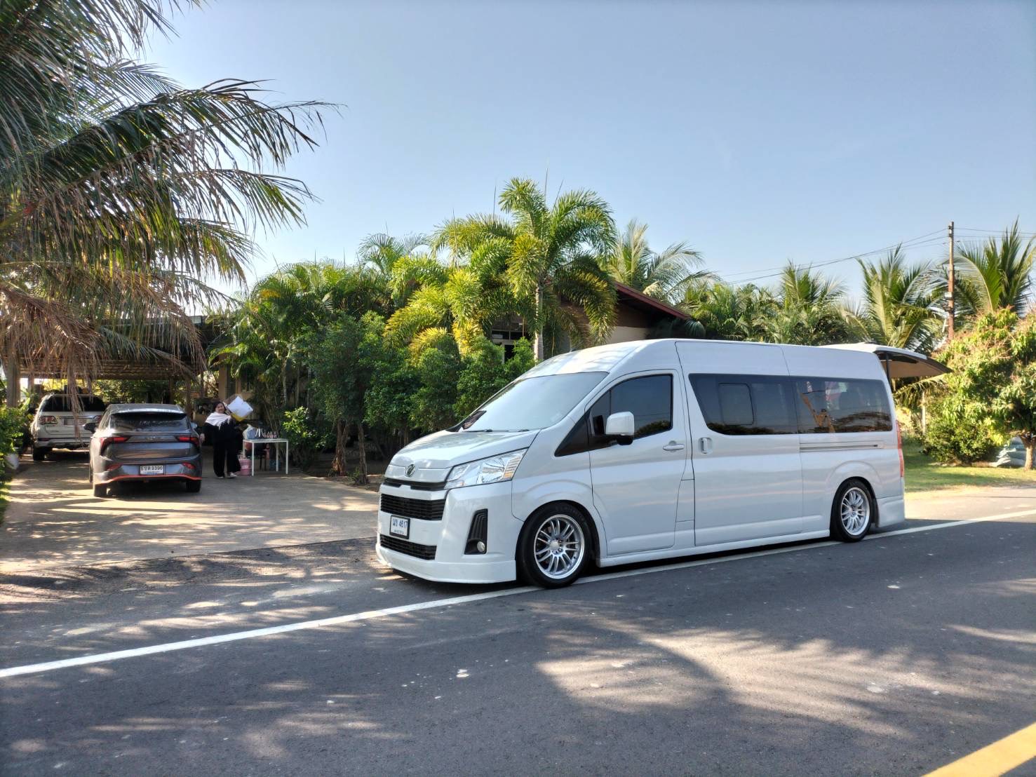 รถตู้เช่าสนามบินร้อยเอ็ด รถตู้เช่าสนามบินขอนแก่น Toyota All new Commuter รถตู้หน้ายาว เช่ารถตู้หน้ายาว เช่ารถเบาะอัลพาร์ด VIP 8 ที่นั่ง รถตู้AllNewหน้ายาว เช่ารถตู้มหาสารคาม รถตู้VIP เช่ารถตู้มหาสารคาม รถตู้คาราโอเกะ เบาะALPHARD ไหว้พระธาตุนาดูน มหาสารคาม